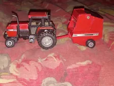 ERTL- Case International W/ Case International Round Hay Baler