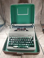 Vintage Royal Quiet De Luxe Typewriter With Carry Case