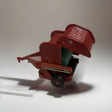 ERTL International Harvester 2400 Red round hay baler with bale diecast 2.5 “