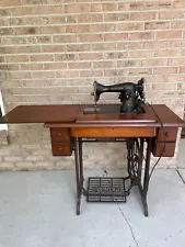 Singer electric treadle sewing machine w/4 drawer cabinet Model 15 1938