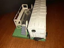 Lionel Postwar 6472 refrigerator Milk Car w/ Stand