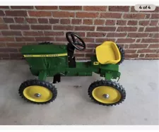 Ertl John Deere 7020 Pedal tractor