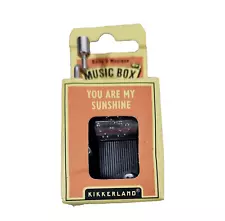 Kikkerland Boite a Musique "You Are My Sunshine" Crank Music Box