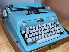 Excellent 1959 Royal Futura 600 Turquois Portable Typewriter w New Ink & Case