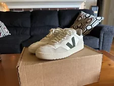 VEJA V-90 Size 11 Sneakers - White/Cyprus Green - Leather/Suede - Good Condition