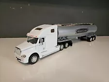 1/32 Scale Freightliner Columbia With Tanker, Welly See Pic For Details