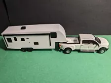 S 1:64 scale Winnebago 5th wheel 2405 RL (2020) slide out RV w rotatible wheels