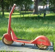 VINTAGE ANTIQUE "CHIEF SCOOTING STAR" METAL PUSH SCOOTER, 1930s