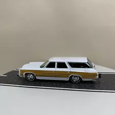 Johnny Lightning Classic Gold 1973 Chevy Caprice Estate Station Wagon White 1:64