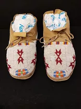 NICE HAND CRAFTED WOMENS SIZE 6 BEADED BUCKSKIN NATIVE AMERICAN INDIAN MOCCASINS