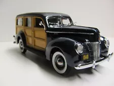 Danbury Mint 1940 Ford Blue Deluxe Woody Wagon 1:24 scale