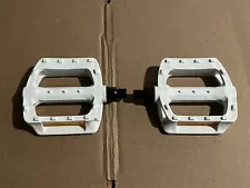 NEW 1/2” WHITE OLD SCHOOL BMX PEDALS GT PERFORMER PFT