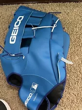 2024 Geico Giant Glove Giveaway