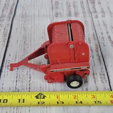 Vintage ertl 1/32 International Harvester 2400 round hay baler diecast red/white