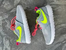 Nike Kids Roshe Run Size 12c - Girls - New