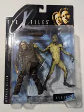 X-FILES McFARLANE SERIES 1 1998 ATTACK ALIEN FIGURE NEW ON CARD