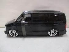 Jada 2001 Chevrolet Astro Van 1/24