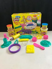 2002 Hasbro Play-Doh Bakery Set Kitchenware Cookie Cutters Cupcakes Muffins Box