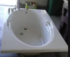 ð BATHTUB EXCELLENT CONDITION! Used twice. MUST GO!Includes Moen hardware.