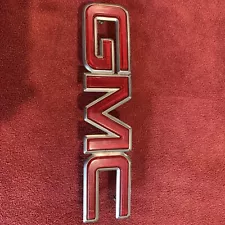 1988-1998 GMC Sierra Suburban Yukon Front Red Grille Emblem GM 15530934 OEM OBS