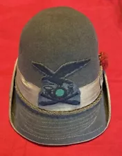 Fine Italian army - Alpini, Mountain artillery troops felt hat w. Insignia.