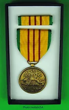 MINT ORIGINAL VIETNAM SERVICE MEDAL & RIBBON BAR IN 1969 DATED BOX