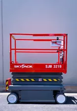 2020 ELECTRIC SCISSOR LIFT/SKYJACK SJIII 3219/ 26 FEET WORKING HEIGHT/ LOW HOURS