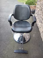 Salon Chair/ Barber Chair**** MINT****EXCELLENT CONDITION