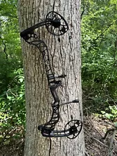 Mathews Vertix 28.5” Draw length 60lb Draw 85% let off all Black Compound Bow