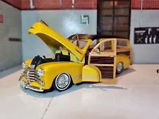 1948 Chevrolet Fleetmaster Woody Custom Hot Rod Wagon Lowered Model 1:24 Scale