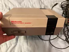 Complete 1985 Original Nintendo NES Console includes Games Controllers Zapper