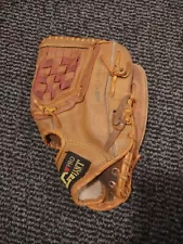 GIANT Pro Baseball glove with some signatures inside the palm MP-1002