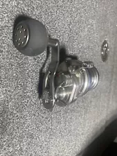 Daiwa Saltiga SAS D15 H Star drag baitcast reel . Silver with a 5/1 gear ratio.