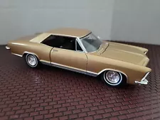 Welly 1965 Buick Riviera Gran Sport 1:24 Scale (Gold)