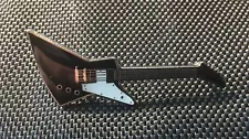 GIBSON EXPLORER GUITAR ENAMEL PIN BADGE LOVELY GIFT FOR MUSIC LOVERS (PB15).