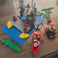 Vintage Lego Pirates Treasure Chest (1995) 1788 MISSING A FEW PIECES