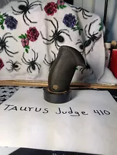 TAURUS JUDGE ..GRIPS RUBBER WITH TAURUS MEDALLION AND GRIP SCREW