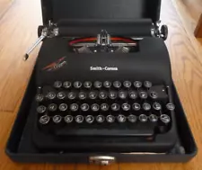 SMITH CORONA BLACK CLIPPER MANUAL PORTABLE TYPEWRITER IN CASE, FLOATING SHIFT