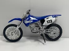 Maisto 1/18 Scale - Yamaha YZF400 Dirt Bike Motorcycle (Special Edition Series)