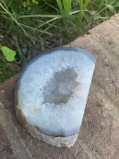 BEAUTIFUL WHITE LARGE POLISHED SLICED GEODE FOR DISPLAY