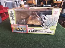 1982 VINTAGE MASH TV SHOW 4077 JEEP MEDICAL UNIT ACTION FIGURE WITH ORIGINAL BOX