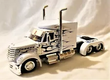 New Ray - 1:43 Scale International Lonestar Custom Truck Cab White (BBNR15241W)