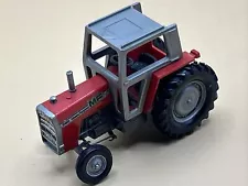 BRITAINS, 1:32 scale 1975 MASSEY FERGUSON MF 595 DUAL WHEEL FARM TRACTOR VINTAGE