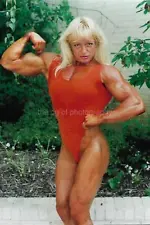 MUSCLE GIRL Vintage FOUND BODYBUILDING PHOTOGRAPH Color ORIGINAL EN 42 60 J