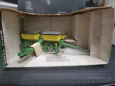 1/16 JOHN DEERE MODEL 7000 CORN PLANTER NIB 1976 vintage