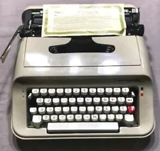 Vintage 1970s Underwood model 319 Portable Manual Typewriter w/Case