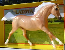 Breyer Palomino Lakota 301157 TSC Exclusive Quarter Horse Cross running stallion