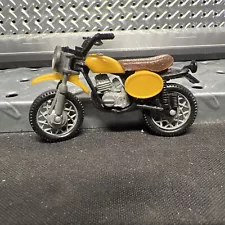 Vintage Plastic & Diecast Motorcycle Yellow Suzuki #5789 Motocross