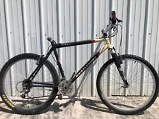 Schwinn Mesa GSX Mountain Bike 21” Aluminum Frame RockShox 26” wheels 21 Speed