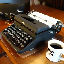 1939 Royal Arrow portable typewriter w/case+ribbon: in simply superb condition.